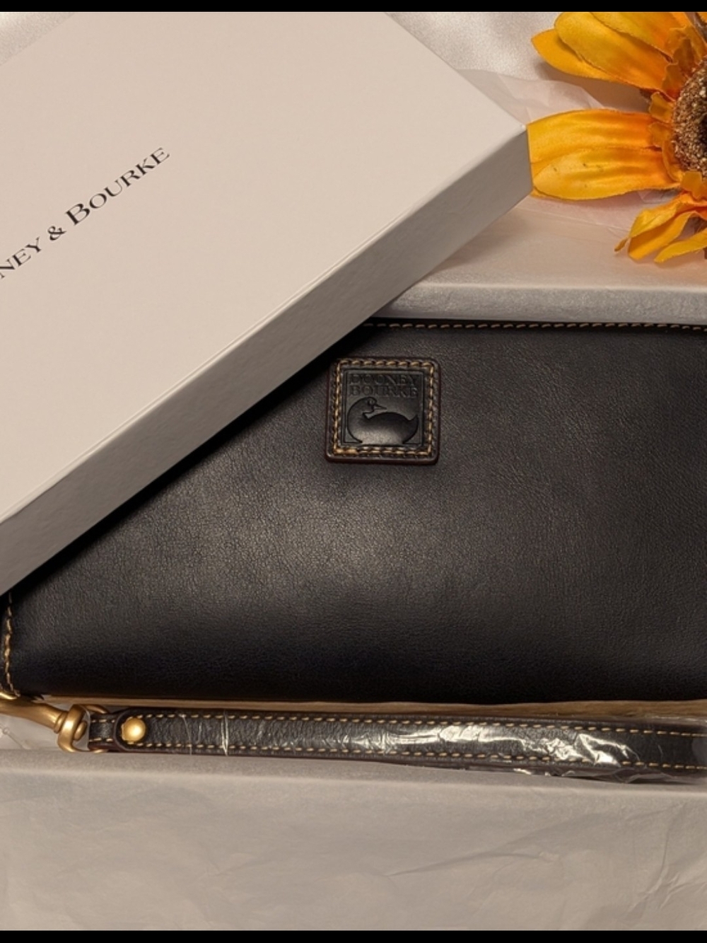 NWT! Dooney and Bourke Florentine Leather Wallet  in NAVY